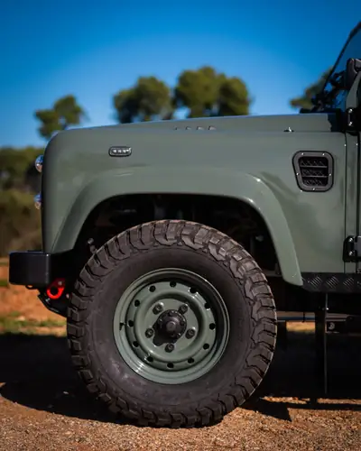 Land Rover Defender 90 SW TD5 — Légende 4x4 restaurée intégralement, cuir neuf et technologie moderne — Miniatur 18