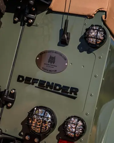 Land Rover Defender 90 SW TD5 — Légende 4x4 restaurée intégralement, cuir neuf et technologie moderne — Miniatur 16