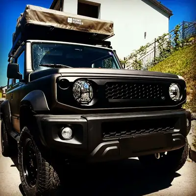 Suzuki Jimny 1.5 Compact+ 4x4 — Le vrai petit 4×4 de route et d'aventure — vue extérieure