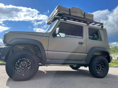 Suzuki Jimny 1.5 Compact+ 4x4 — Le vrai petit 4×4 de route et d'aventure — côté