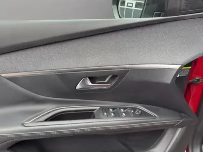 Peugeot 3008 1.5 BlueHDi GT Line — SUV élégant, toit panoramique et technologie automata — Thumbnail 12