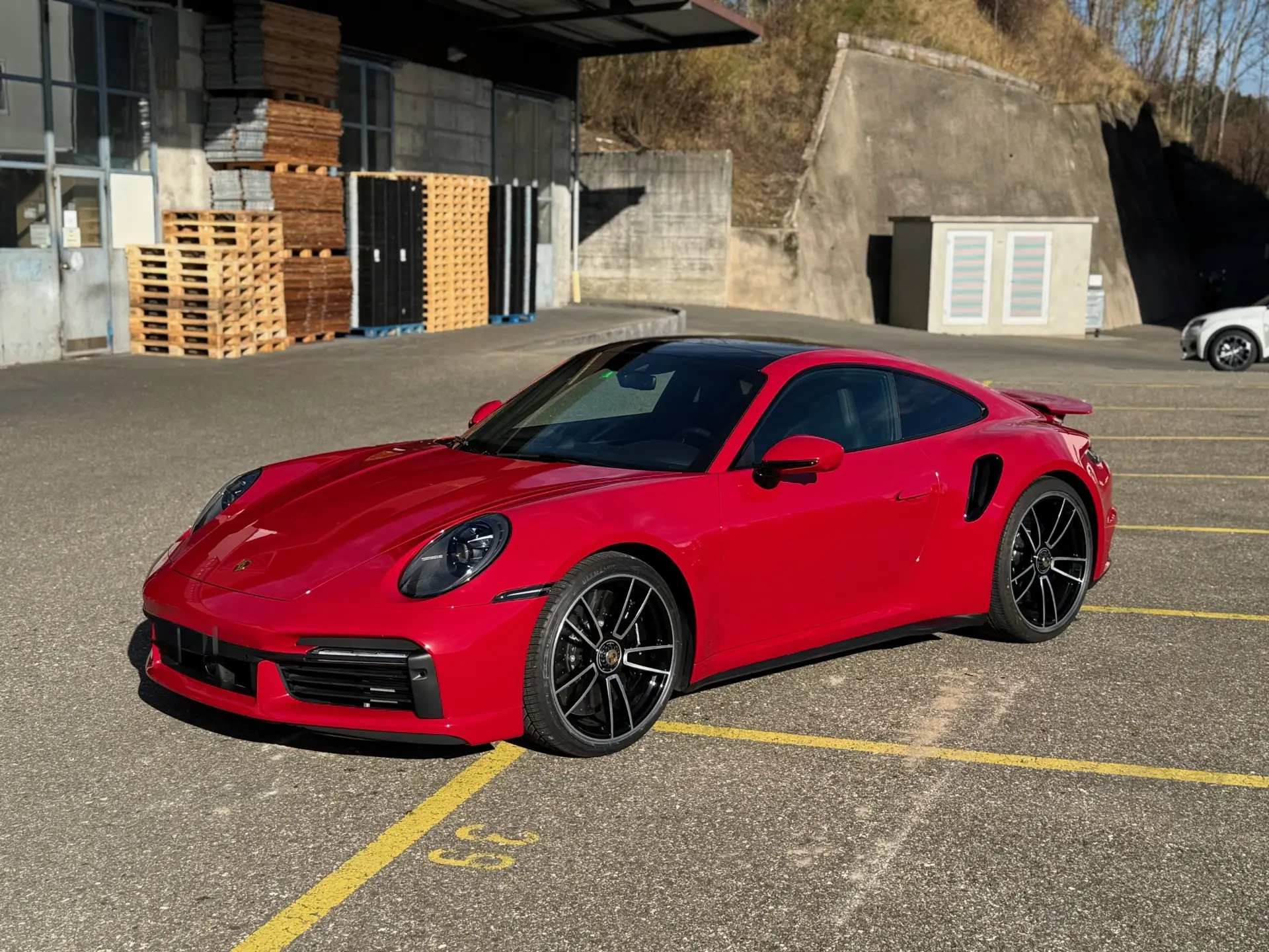 Porsche 911 Turbo S PDK — Superbe coupé sportif rouge, 4600 km seulement