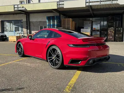Porsche 911 Turbo S PDK — Superbe coupé sportif rouge, 4600 km seulement — vista posteriore