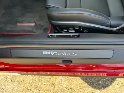 Porsche 911 Turbo S PDK — Superbe coupé sportif rouge, 4600 km seulement — Miniatura 11