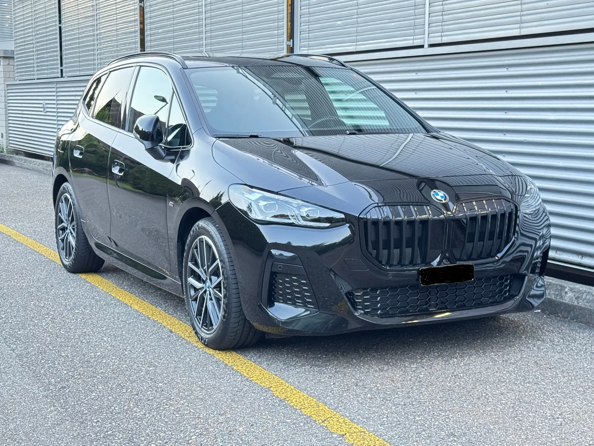 BMW 220 Active Tourer M Sport — Monospace hybride rechargeable, équipement complet, 28000 km seulement — vue extérieure