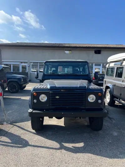 Land Rover Defender 90 SW — Légende 4x4 robuste, moteur Td5 fiable et spacieux — Seitenansicht