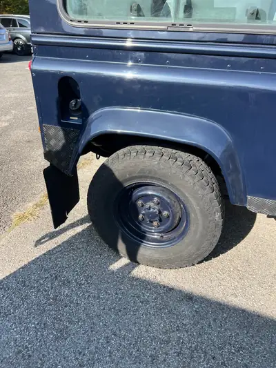 Land Rover Defender 90 SW — Légende 4x4 robuste, moteur Td5 fiable et spacieux — Heckansicht
