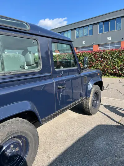 Land Rover Defender 90 SW — Légende 4x4 robuste, moteur Td5 fiable et spacieux — Innenraum