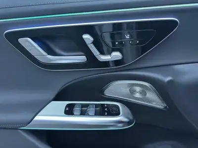 Mercedes-Benz E 220 d AMG Line 4matic — Berline premium, moteur diesel hybride et 4WD — Miniature 11