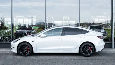 Tesla Model 3 Performance Dual AWD — Électrique haute performance, 513 ch et Autopilot — exterior view
