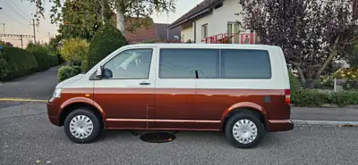 VW T5 Diesel — Monospace 9 places, motorisation fiable et spacieuse — vista esterna