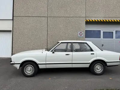 Ford Taunus 2.3 V6 Ghia 1979 — Berline de caractère, moteur V6 généreux, 84 000 km — Innenraum