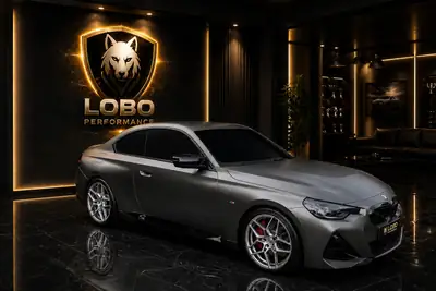 BMW M240i xDrive Coupé 2025 — 430 ch, design noir métallisé, kilométrage exceptionnel — vista posteriore