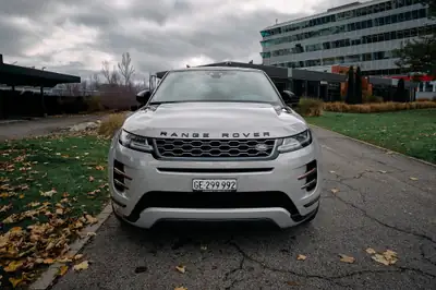 Land Rover Range Rover Evoque R-Dyn First Edition — SUV compact British, 250 ch dynamique — côté