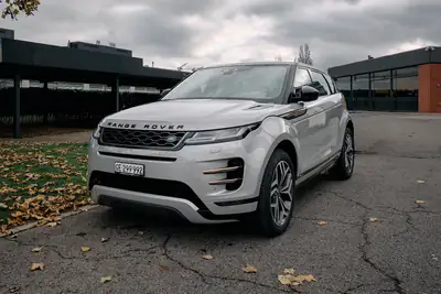 Land Rover Range Rover Evoque R-Dyn First Edition — SUV compact British, 250 ch dynamique — vue extérieure