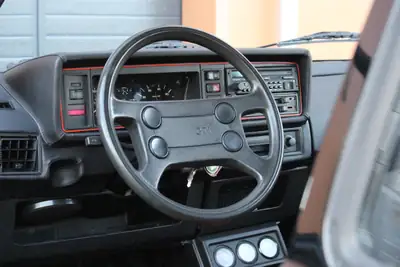 VW Golf 1800 GTI 1983 — Légende des années 80, châssis impeccable et entretien suivi — Miniature 9