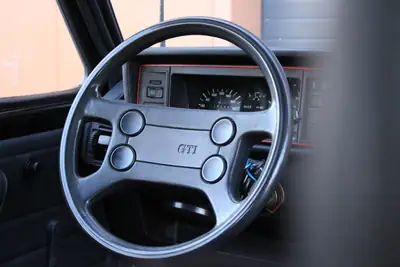 VW Golf 1800 GTI 1983 — Légende des années 80, châssis impeccable et entretien suivi — Miniature 10