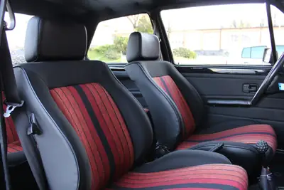 VW Golf 1800 GTI 1983 — Légende des années 80, châssis impeccable et entretien suivi — Miniature 15