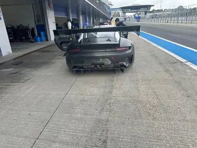 Porsche 911 GT3 R — Bolide de compétition affûté, 550 ch et révision complète — vista posteriore