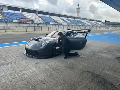 Porsche 911 GT3 R — Bolide de compétition affûté, 550 ch et révision complète — fianco