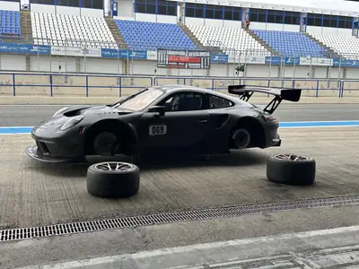 Porsche 911 GT3 R — Bolide de compétition affûté, 550 ch et révision complète — interni