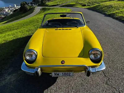 Fiat 850 Spider Sport 1973 — Cabriolet vintage jaune vif, état exceptionnel — Seitenansicht