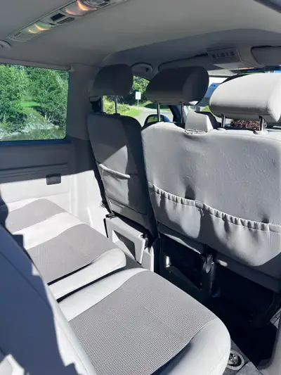 VW T5 Caravelle 2013 — Minibus 9 places, diesel automatique, kilométrage modéré — vista posteriore