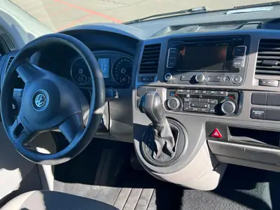 VW T5 Caravelle 2013 — Minibus 9 places, diesel automatique, kilométrage modéré — fianco