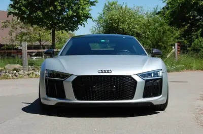 Audi R8 Coupé 5.2 plus S-Tronic — Supercar allemande, 611 ch, 28000 km seulement — Seitenansicht