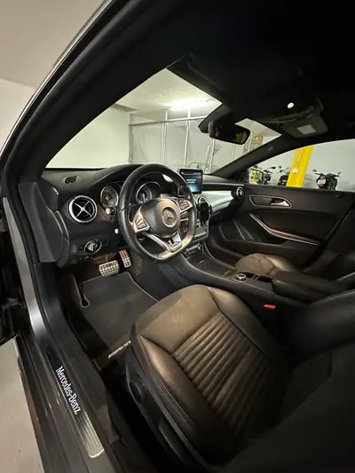 Mercedes-Benz CLA 180 AMG Paket — Élégance sportive et efficacité énergétique — Miniatura 8