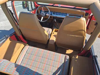 Jeep Wrangler Rio Grande 2.5L — Légende 4×4 des années 90, 83'000 km seulement — interni