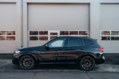 BMW X3 M Competition — SUV haute performance, 510 ch et seulement 55 000 km — side view