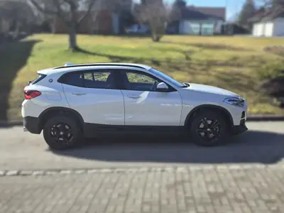 BMW X2 sDrive 20i Steptronic — SUV compact dynamique, 35 500 km seulement — vista posteriore