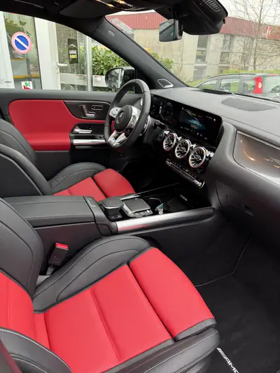 Mercedes-AMG GLA 45 S 4Matic+ : Performance compacte et prestige allemand — dashboard