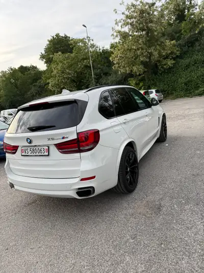 BMW X5 xDrive 50i M Steptronic — SUV 7 places premium, 450 ch et traction intégrale — Seitenansicht