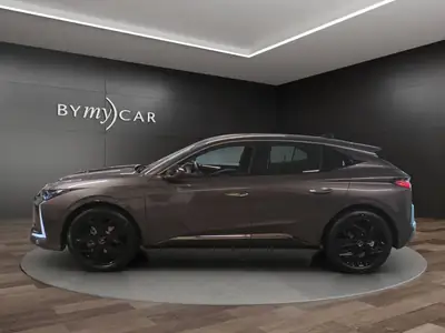 DS 4 1.2 MHEV Ligne Noire — Berline compacte hybride légère, 2500 km seulement — Heckansicht