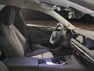 DS 4 1.2 MHEV Ligne Noire — Berline compacte hybride légère, 2500 km seulement — Miniatur 11