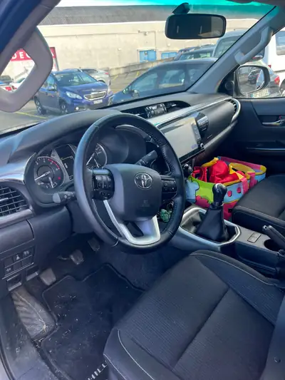 Toyota HI-LUX 2.4D-4D Style — Pickup robuste 4×4, 15'000 km seulement — tableau de bord