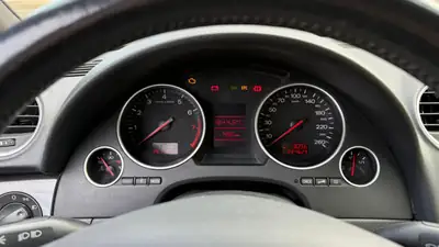Audi A4 Cabriolet 2.4 V6 — Décapotable sportive, moteur 170 ch, entretien régulier — intérieur