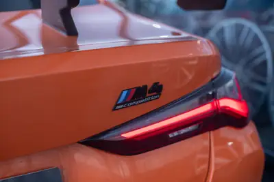 BMW M4 Coupé Competition — 510 ch, Orange métallisé, garantie 12 mois — detail