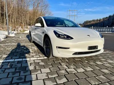 Tesla Model 3 Long Range Dual Motor AWD — Performance électrique et autonomie supérieure — vue extérieure