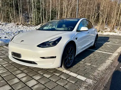Tesla Model 3 Long Range Dual Motor AWD — Performance électrique et autonomie supérieure — côté