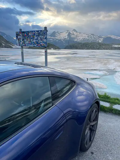 Porsche 911 Carrera T 2024 — Le purisme sportif en bleu métallisé, 20'000 km seulement — arrière