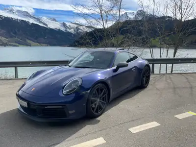 Porsche 911 Carrera T 2024 — Le purisme sportif en bleu métallisé, 20'000 km seulement — côté