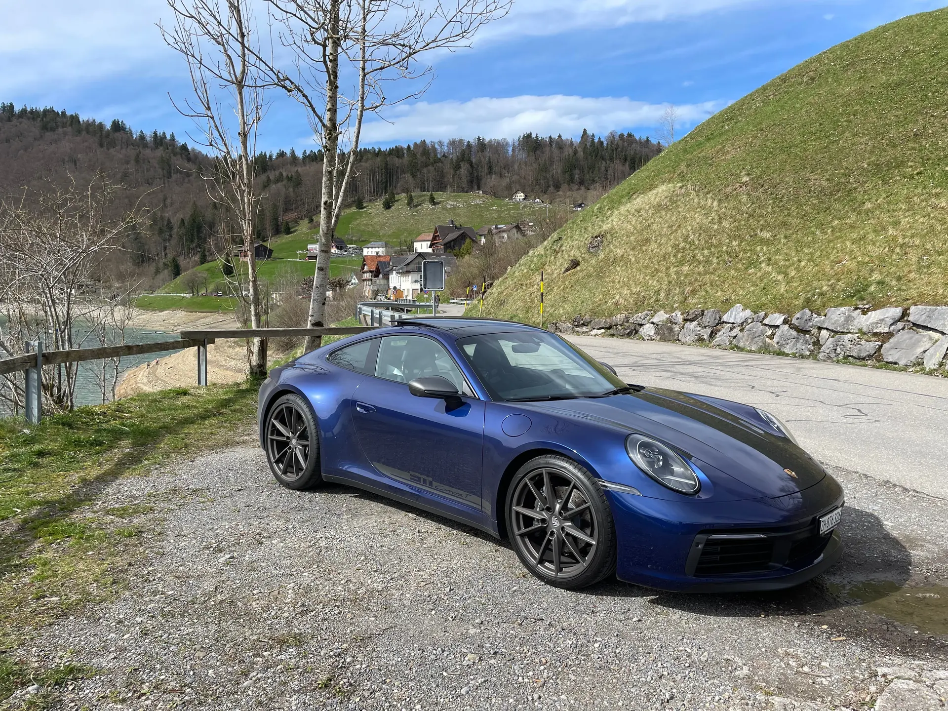 Porsche 911 Carrera T 2024 — Le purisme sportif en bleu métallisé, 20'000 km seulement — vue extérieure