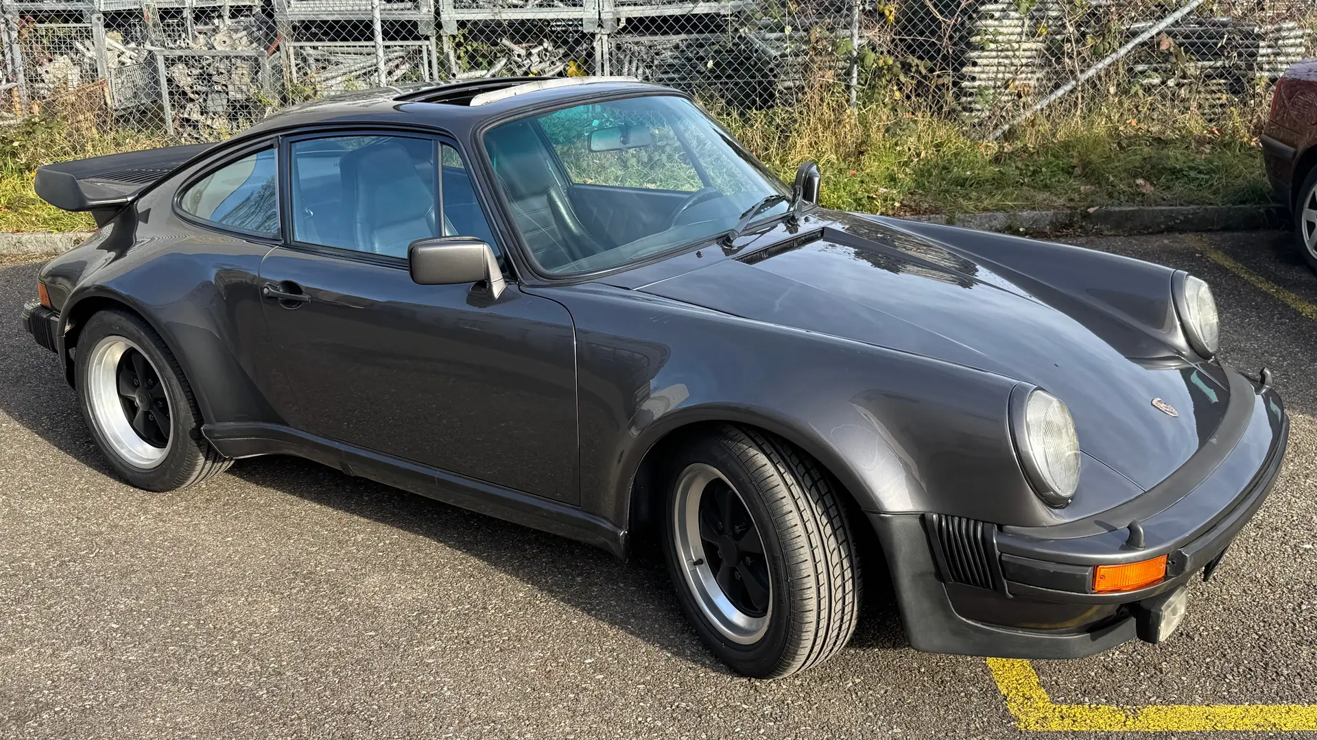 Porsche 911 (930) Turbo 3.3 — Légende des années 80, entièrement révisée et certificat veteran — vue extérieure