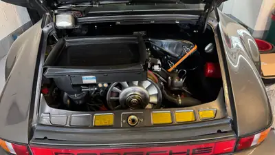 Porsche 911 (930) Turbo 3.3 — Légende des années 80, entièrement révisée et certificat veteran — Miniature 13
