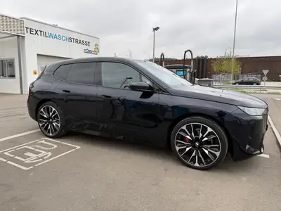 BMW iX xDrive60 M Sport Pro — SUV électrique haute performance, quasi neuf — exterior view
