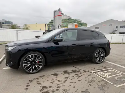 BMW iX xDrive60 M Sport Pro — SUV électrique haute performance, quasi neuf — side view