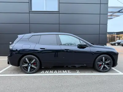 BMW iX xDrive60 M Sport Pro — SUV électrique haute performance, quasi neuf — rear view